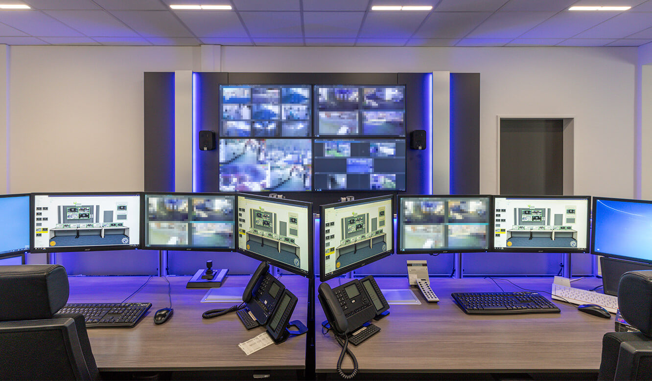 JST-Referenz Polizei Bremen Videoleitstelle: moderner Kontrollraum mit Videowall-Visualisierungstechnologie