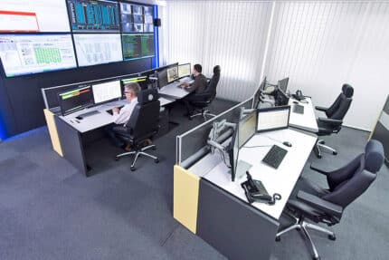 JST GRZ Linz Arbeitsplätze im Kontrollraum mit Großbildwand