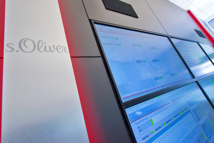 JST - s.Oliver: Firmenlogo als optisches Highlight der Display Suit