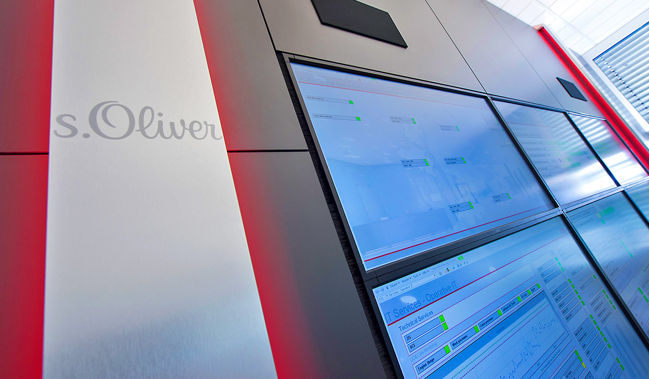 JST - s.Oliver: Firmenlogo als optisches Highlight der Display Suit