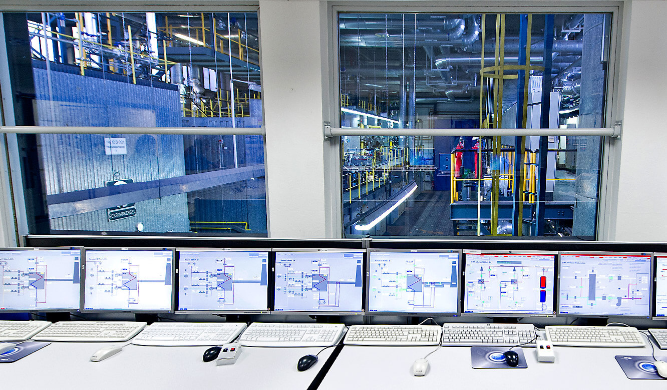 JST - BMW Werk Dingolfing: zentrale Energiewarte. Blickaus der Warte in die Werkhallen