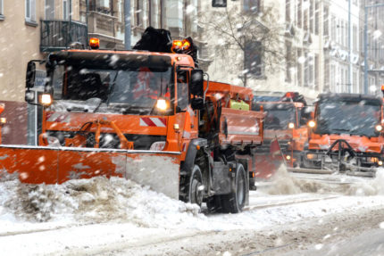 Winterdienst-Technik im Einsatz auf der Straße