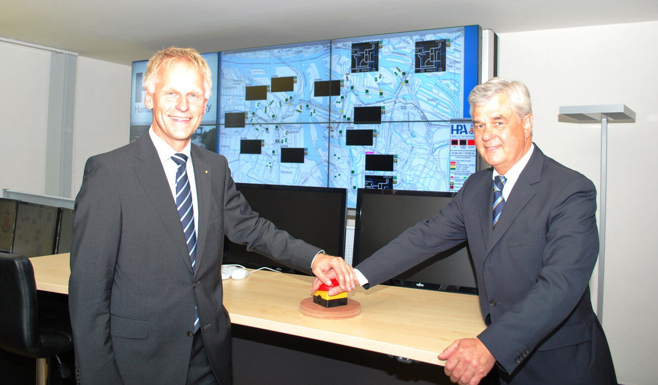 Jens Meier (HPA-Geschäftsführer) und Frank Horch (Wirtschaftssenator von Hamburg) geben den Startschuss für den Betrieb des neuen Verkehrsinformationssystems