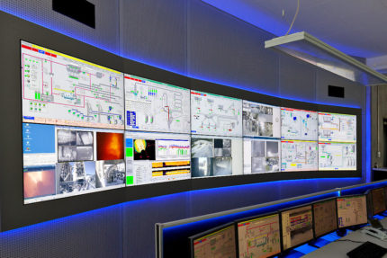 JST-Spenner Zement: Control centre. Large display wall
