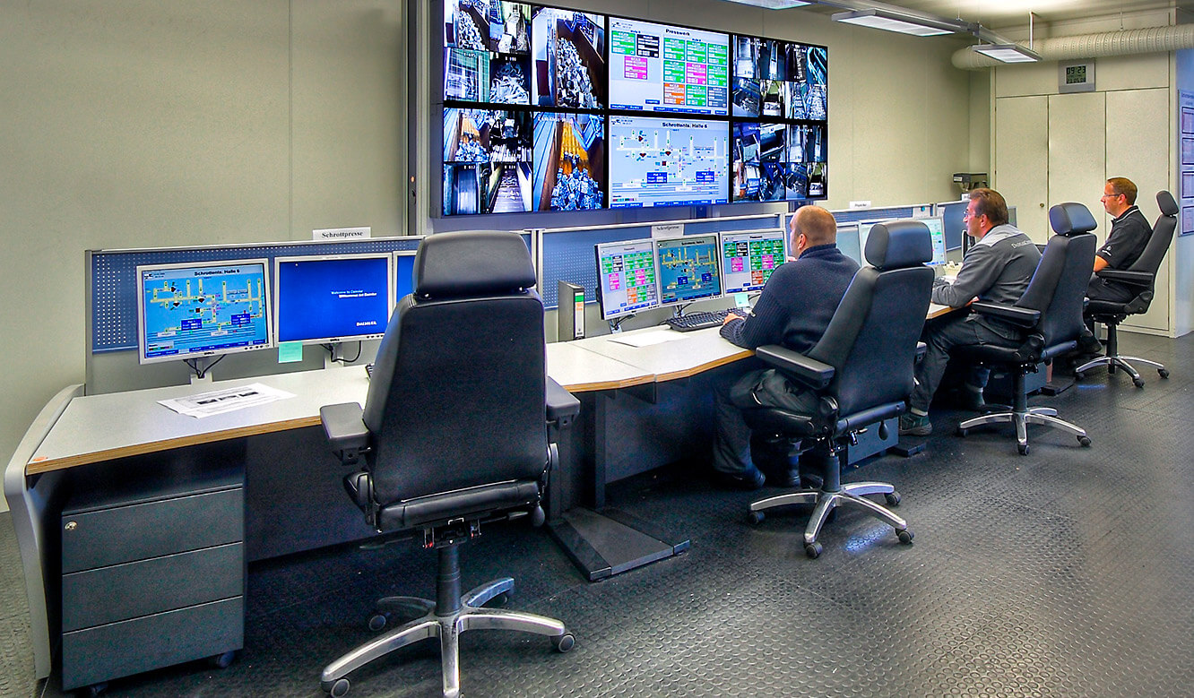 JST - Daimler Bremen: Production control centre. Operators in front of the large display wall