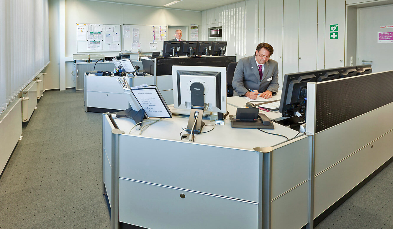 JST - Evonik Essen: Security headquarters. Ergonomic operator workstations