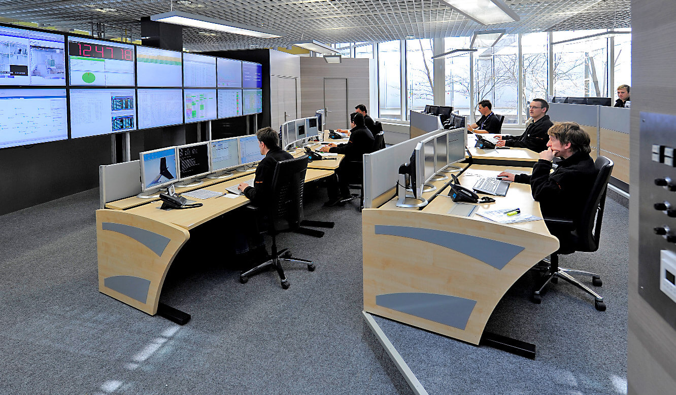 JST - Munich Airport IT control centre: Staff at the operator workstations