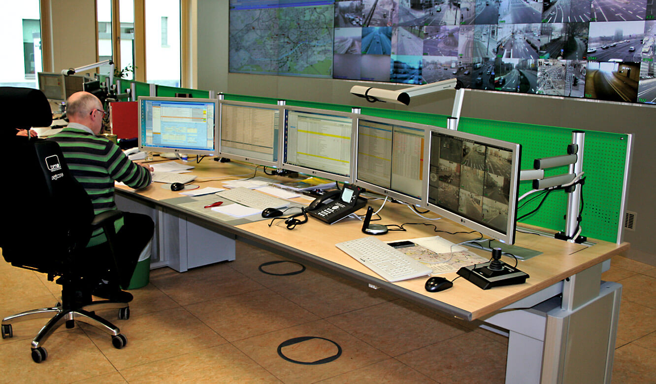 JST - Frankfurt am Main Department of Transportation: Workstation with a view of the large display wall