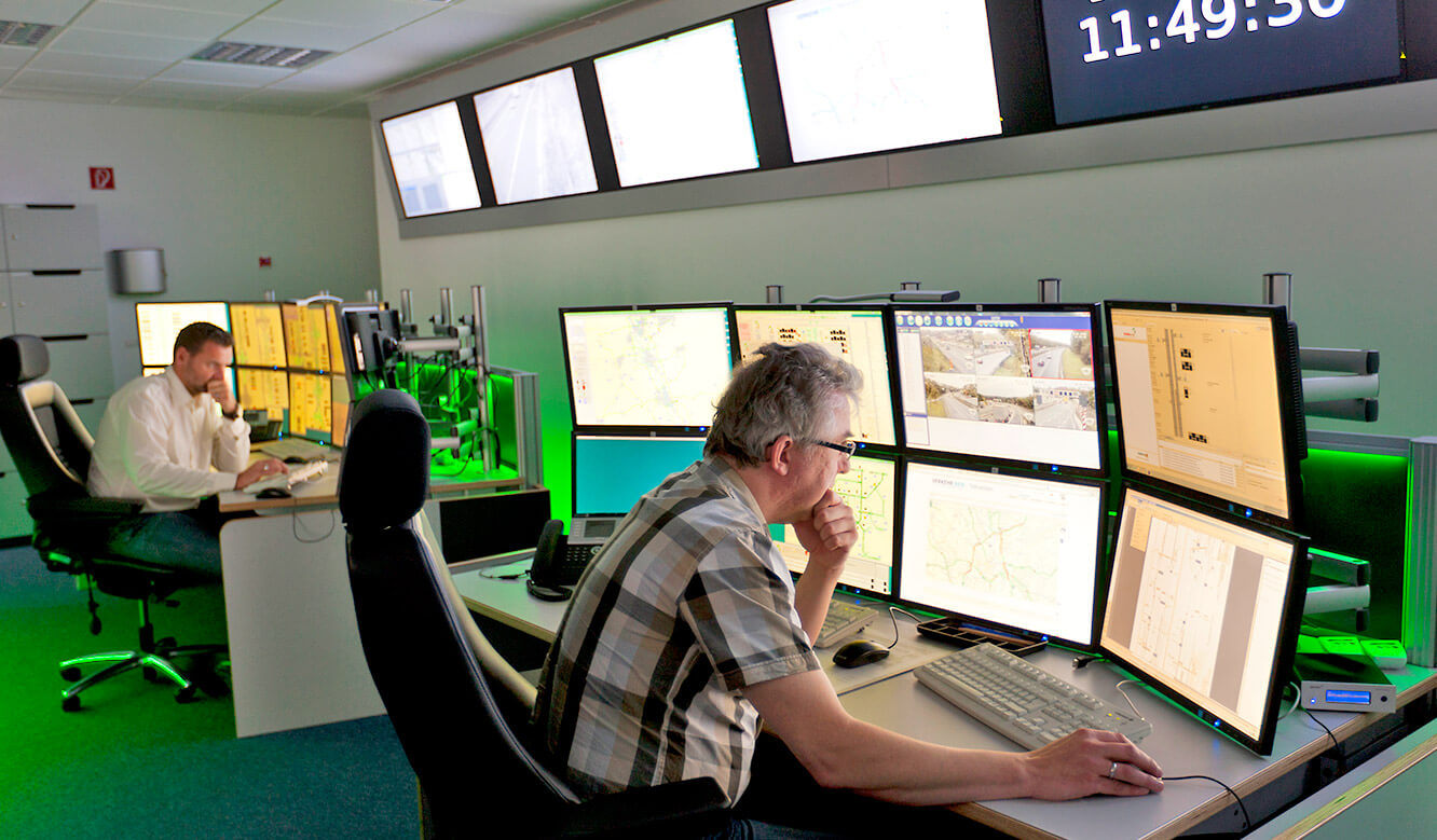 JST - Traffic Control Centre NRW: control room. Operator at the workstation