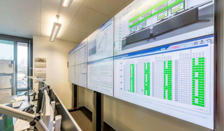 JST - WindMW Bremerhaven: Leitstand. Großbildwand