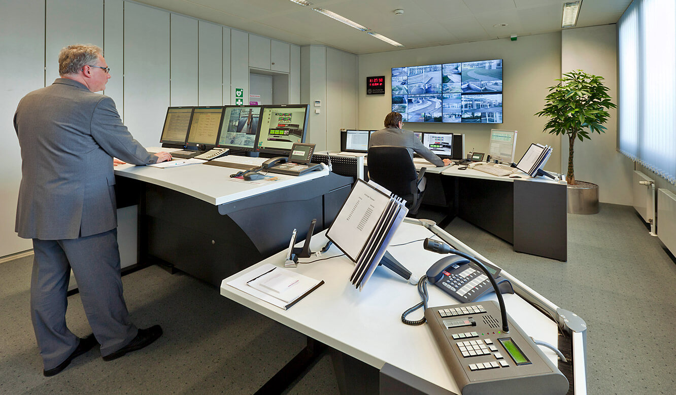 JST - Evonik Essen: Security headquarters. Height-adjustable operator tables.