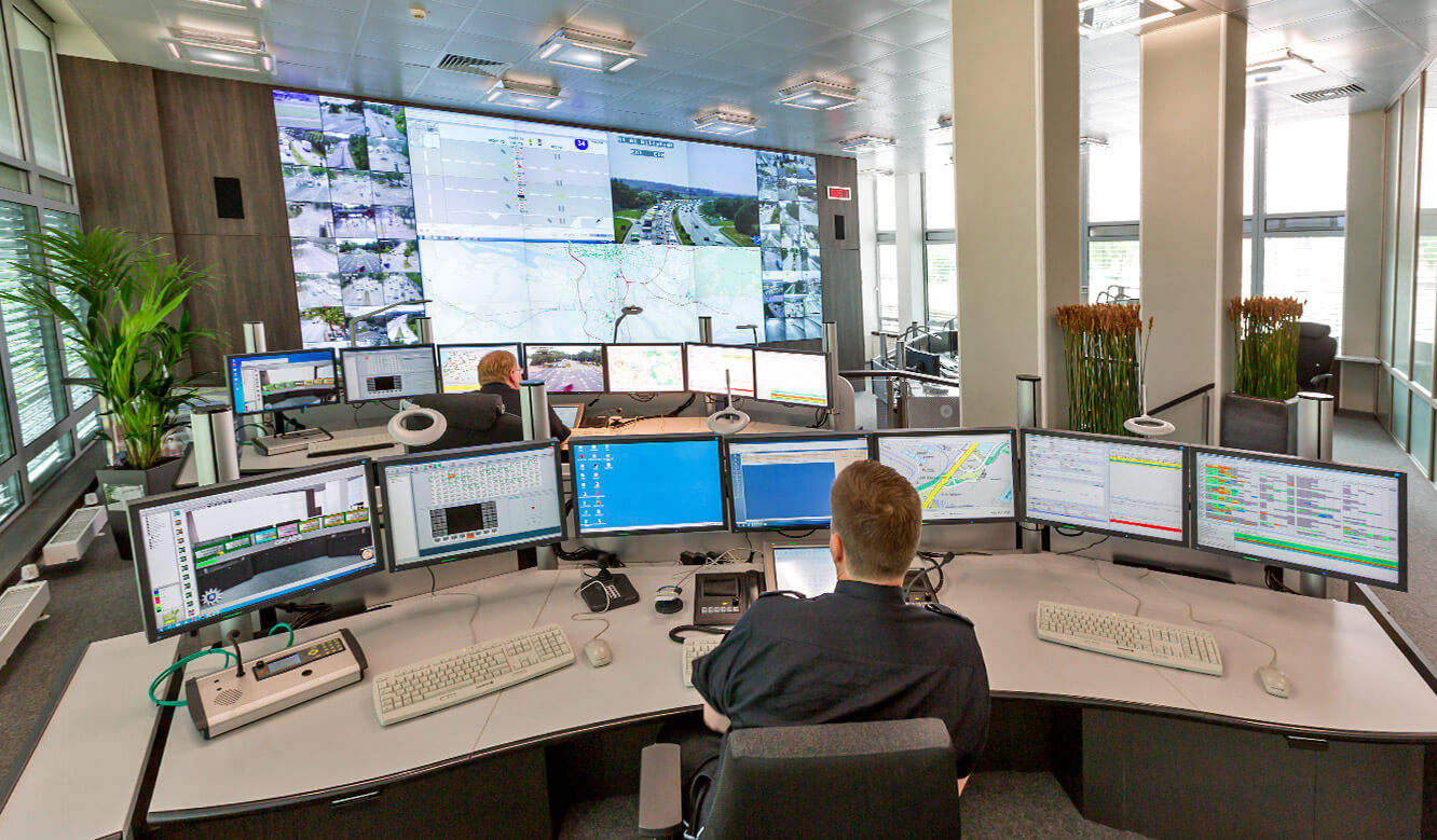 JST - Polizei Hamburg: Verkehrsleitzentrale. Optimale Sicht auf die Großbildwand