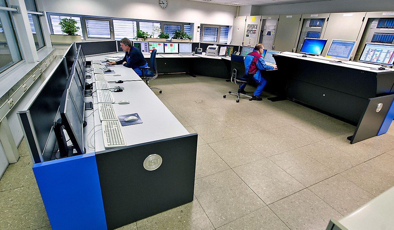 JST - BMW plant Dingolfing: central energy control centre. The employees monitor systems