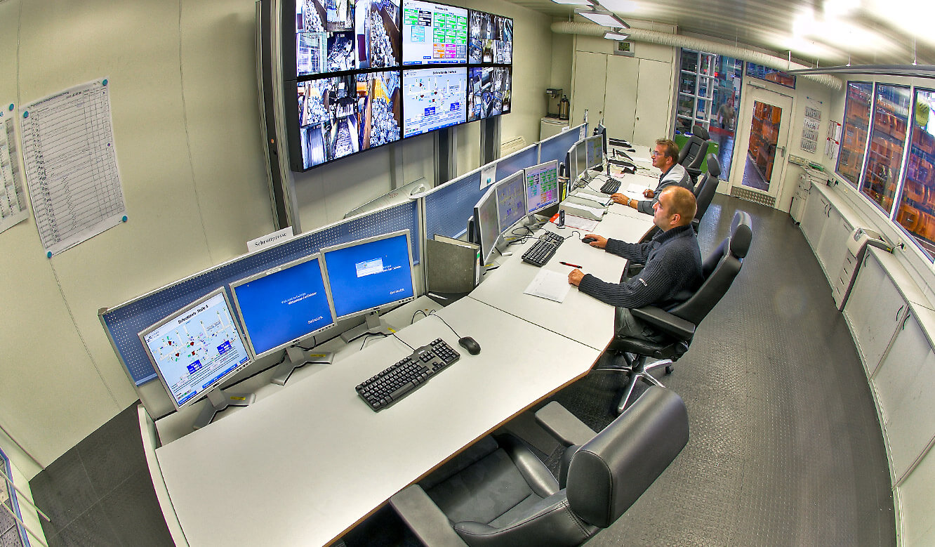 JST - Daimler Bremen: Production control centre. Ergonomic operator workstations