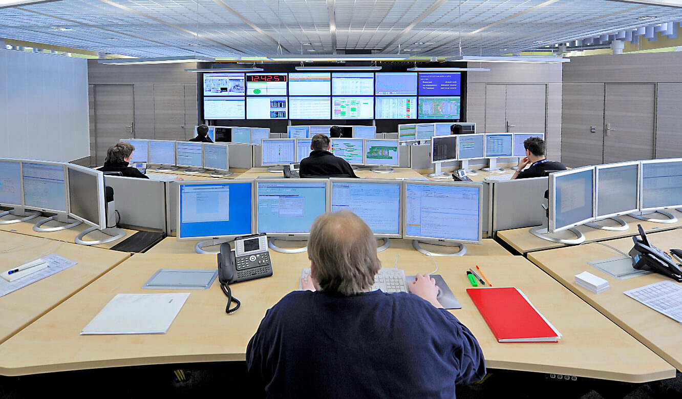 JST - Flughafen München IT-Leitstand: Blick vom Operator-Desc auf die Großbildwand