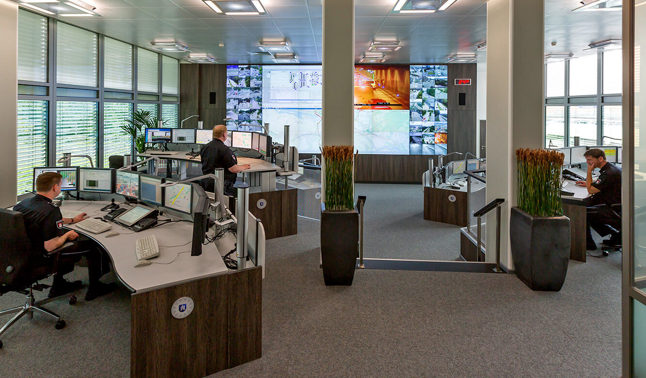 JST - Police Hamburg: Traffic control centre. Good visibility from the rear workstations