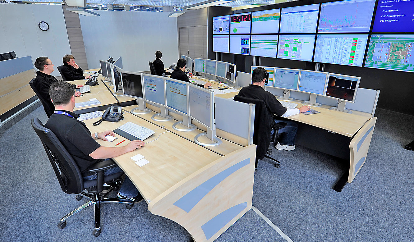 JST - Munich Airport IT control centre: Ergonomic furniture from JST