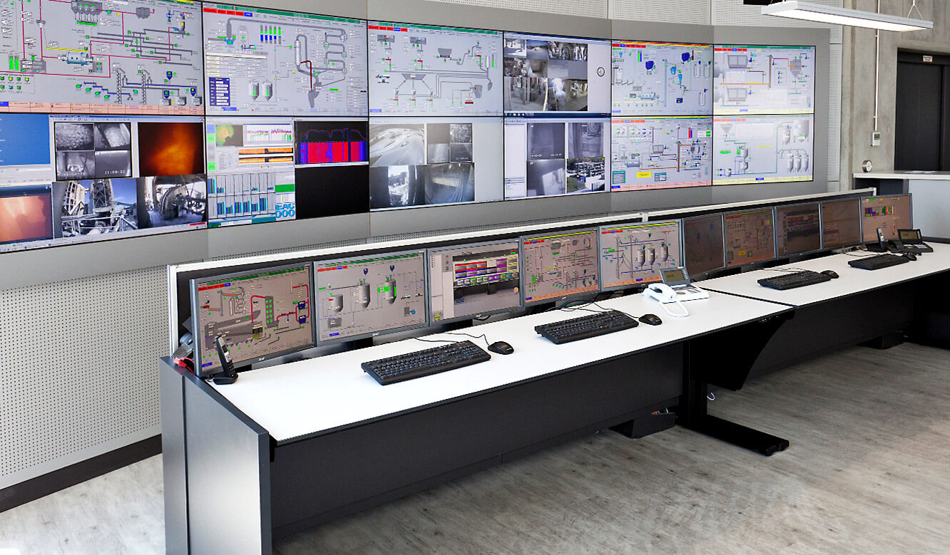 JST-Spenner Zement: Control centre. Special operator desks in front of the large display wall