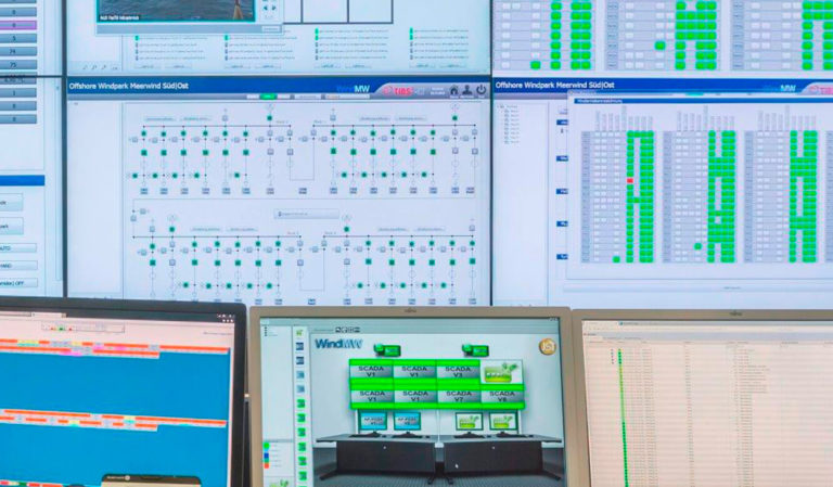 JST - WindMW Bremerhaven: Leitstand. Operator-Displays und Großbildwand