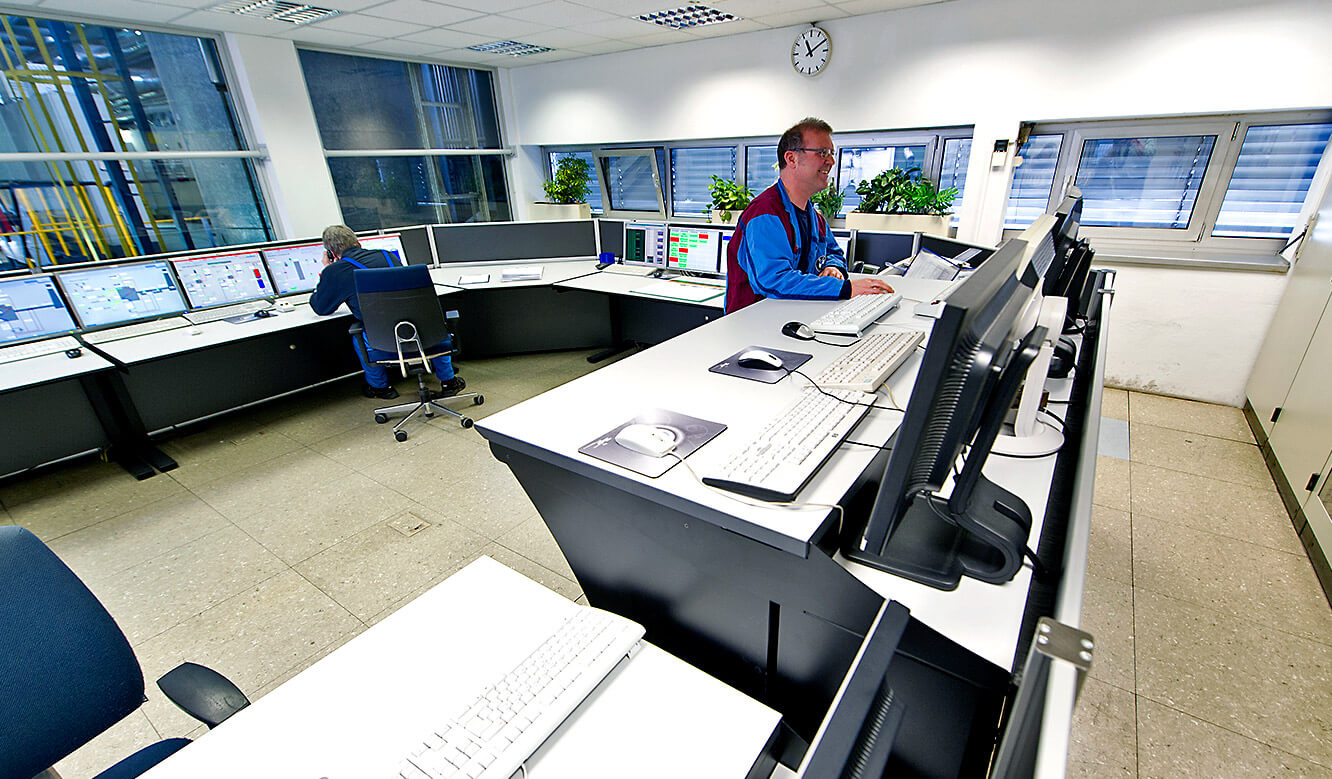 JST - BMW plant Dingolfing: central energy control centre. Operator desk, height adjustable