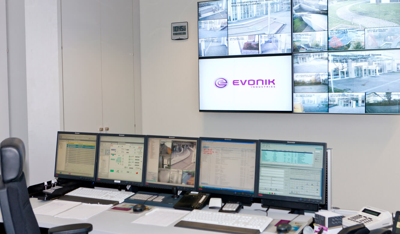 JST - Evonik Essen: Sicherheitszentrale. Display-Wall und Operator-Plätze