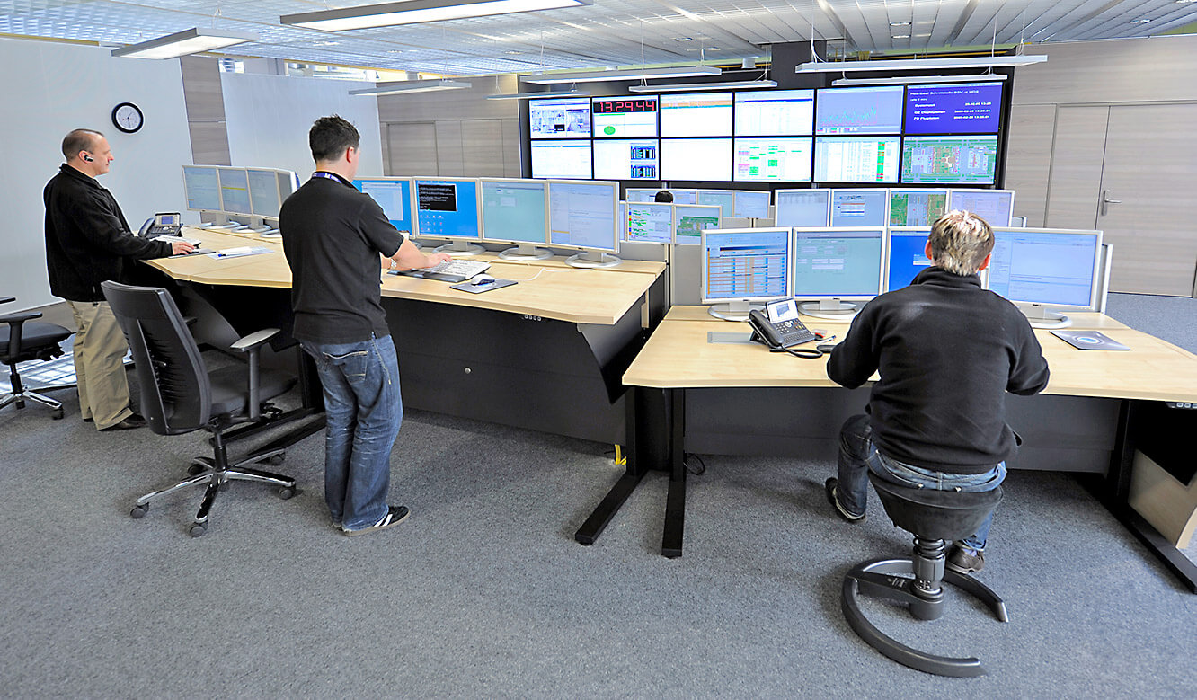 JST - Munich Airport IT control centre: Height-adjustable operator workstations