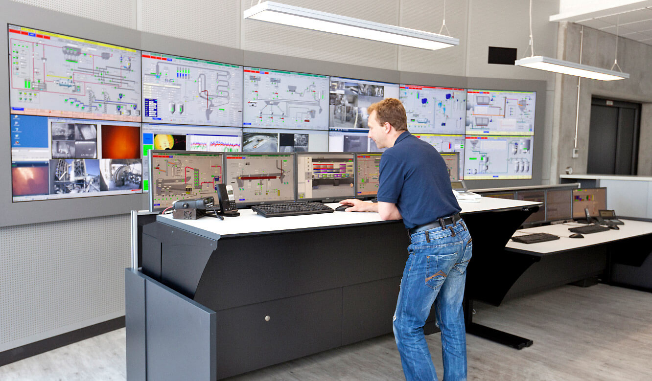 JST-Spenner Zement: Control centre. Operator desk with electromotive height adjustment