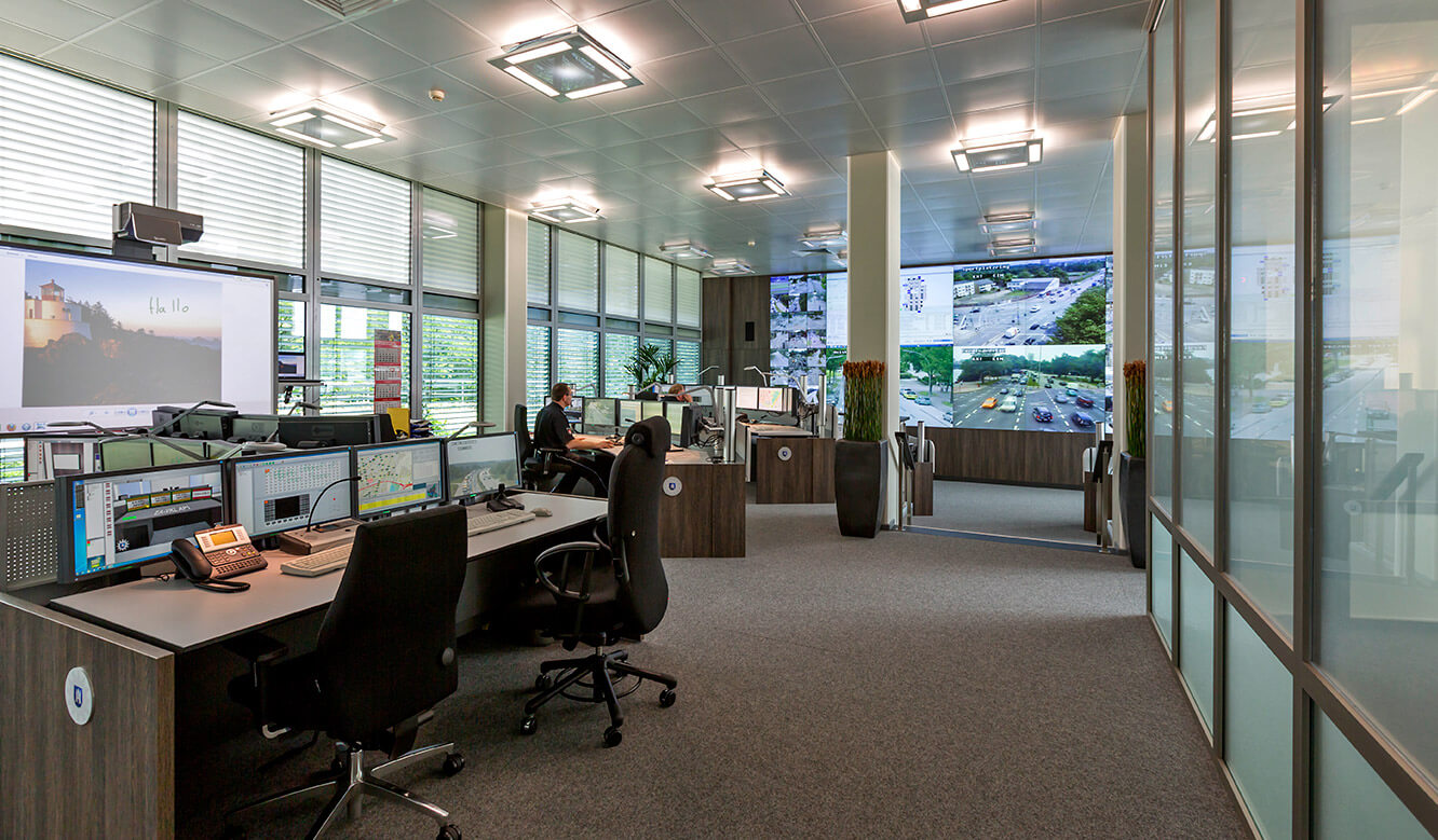 JST - Police Hamburg: Traffic control centre. Special cooling ceiling and modern lighting