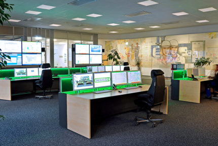 JST-DREWAG: Control station with workstations in front of the large screen walls