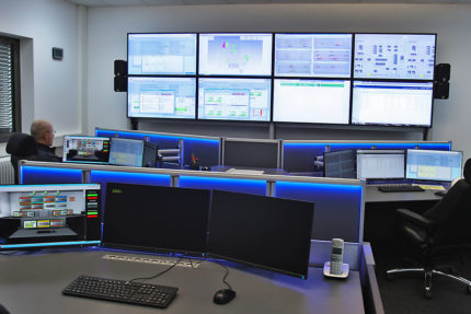 JST Roche: Workstations and large screen wall in the new control room