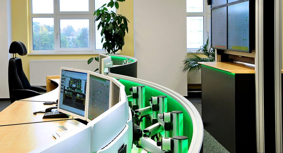 JST-DREWAG: Arbeitsplatzmonitore mit verstellbaren 3D-Gelenkarmen