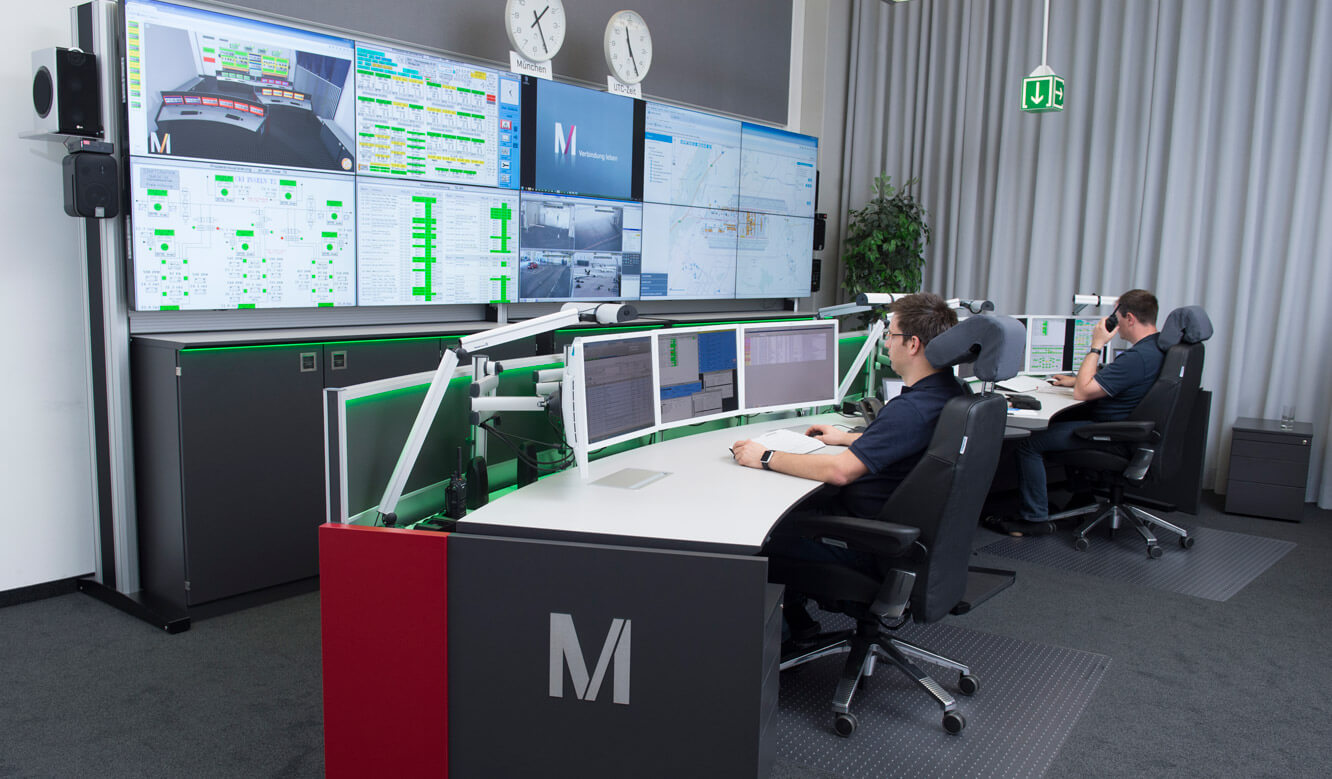 JST Airport Munich: Stratos operator consoles in front of the large display wall