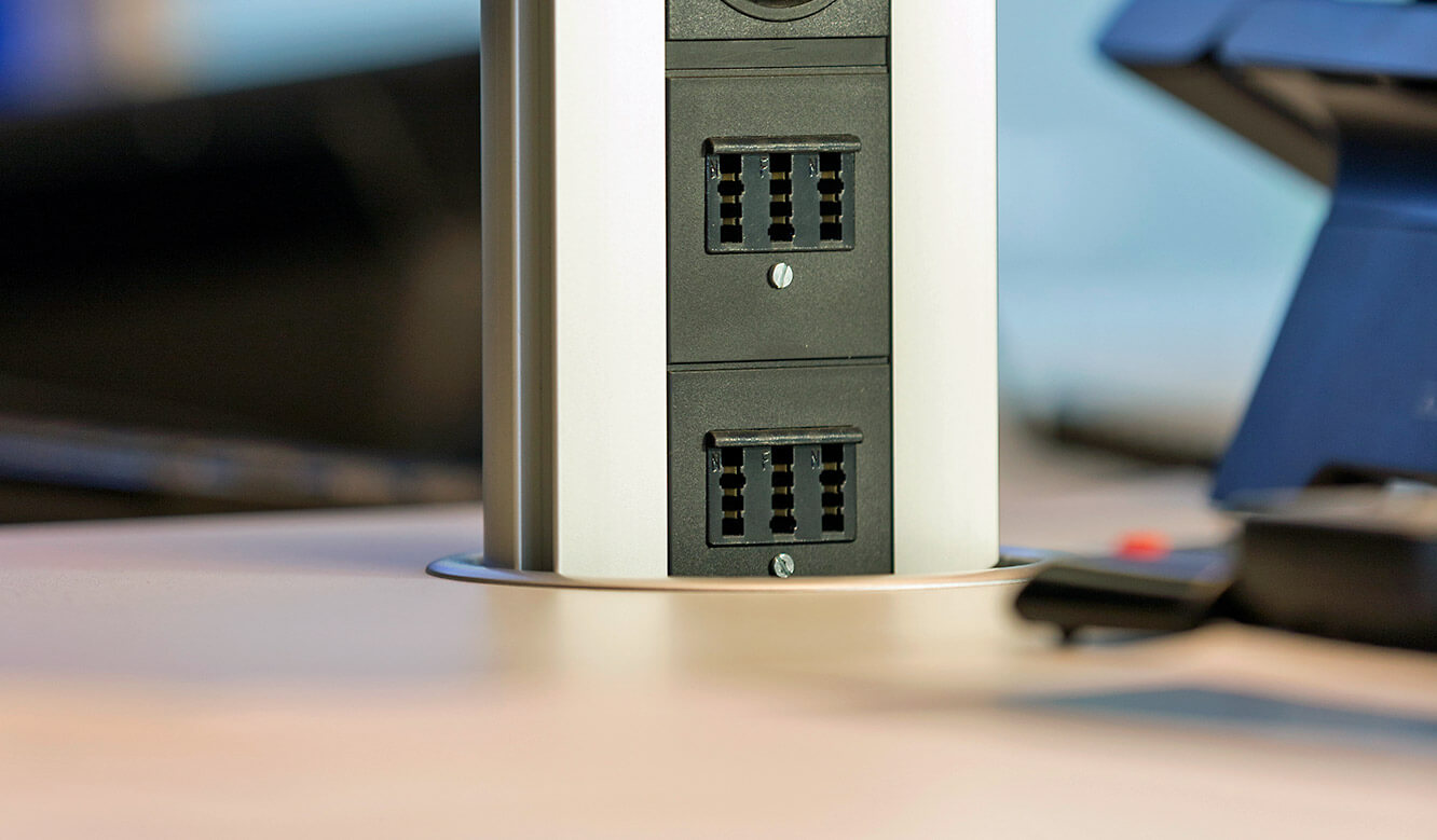 JST - Hamburg Port Authority: Power Port Data Pullout directly at the workstation