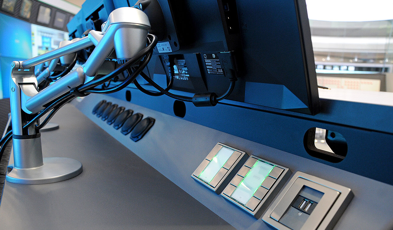 JST - PCK Schwedt: Leitwartentisch mit umfangreichen Bedienelementen und TFT-Monitor-Säulen