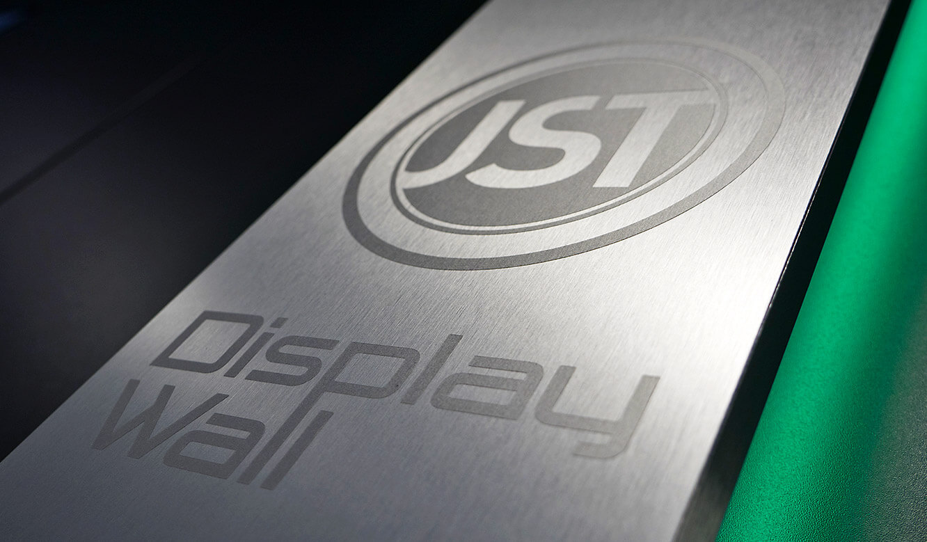 JST-Audi: Gütesiegel der DisplayWall in-gebürsteter Edelstahl-Optik