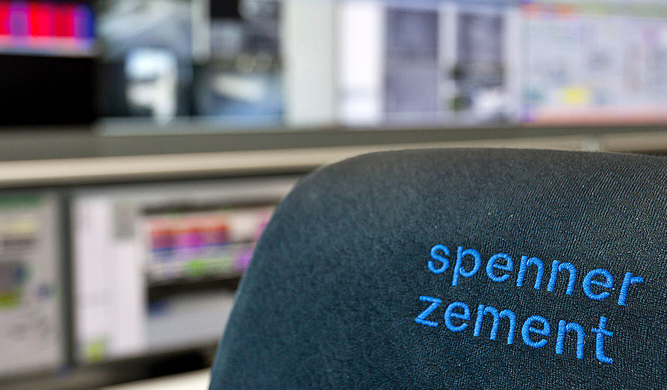 JST-Spenner Zement: Control centre. Lettering on the headrest of the operator chairs