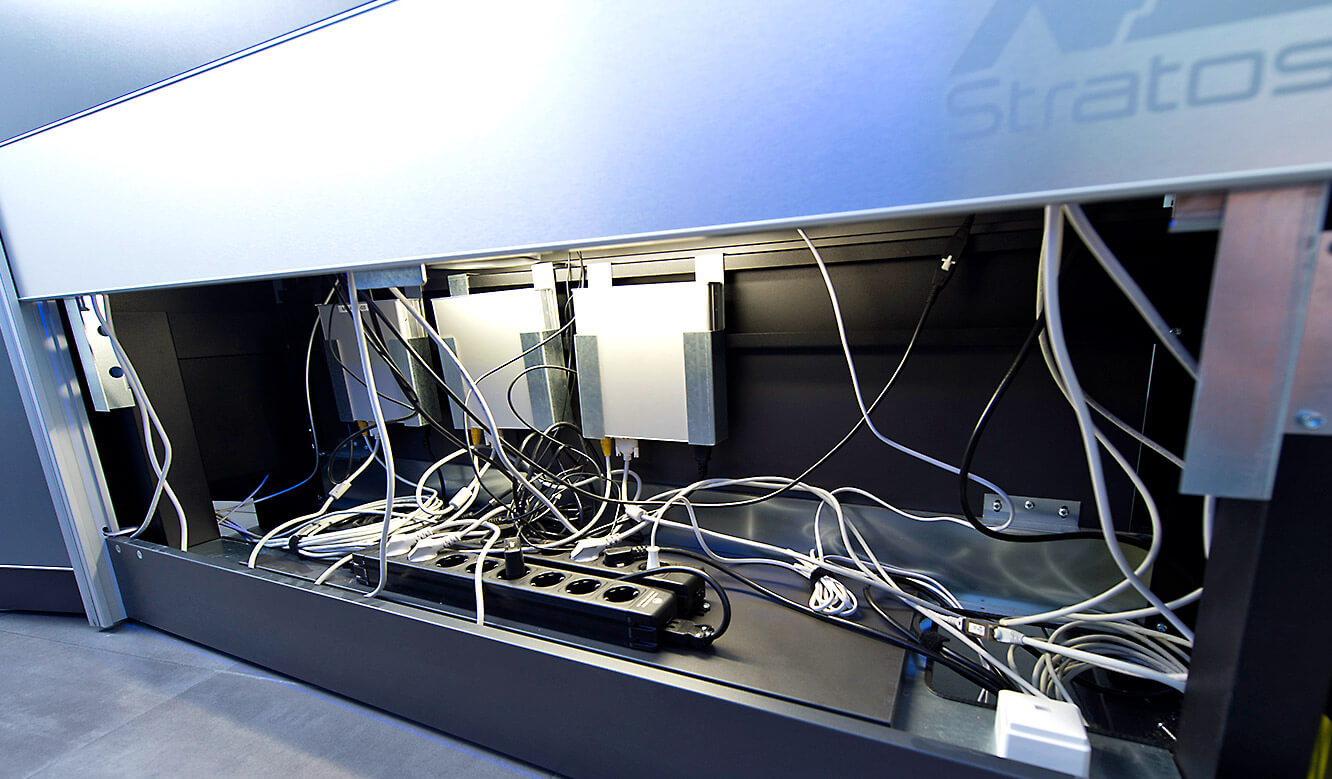 JST-Flughafen München: Operator-Desk mit viel Platz im Versorgungsraum