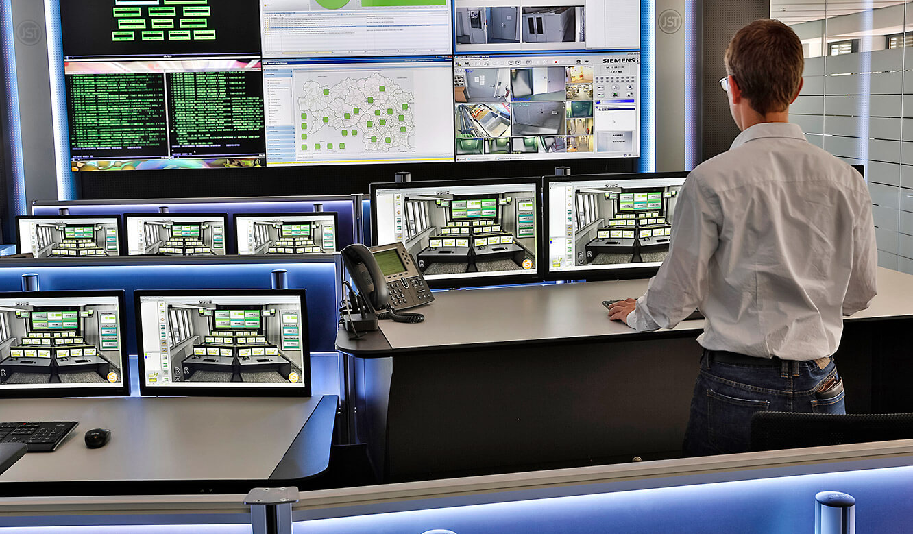 JST - Raiffeisen Graz: Control centre desk. Working in a standing position.