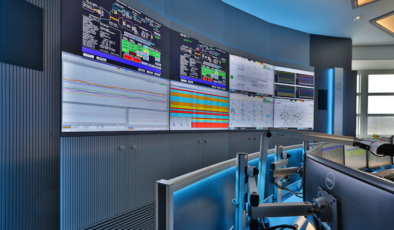 JST-InfraLeuna: Großbildwand und 3D-Monitorgelenkarme für die Displays am Arbeitsplatz