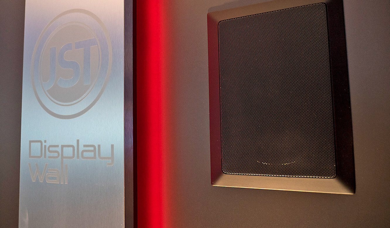 JST-Netcologne: the loudspeakers are also embedded in the display wall