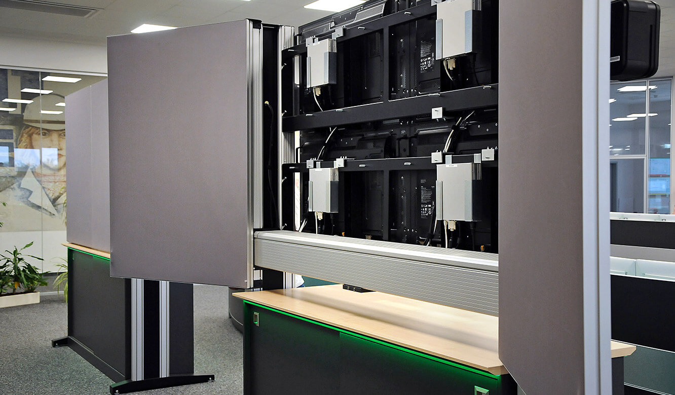 JST-DREWAG: Inspection doors provide access to the technology of the DisplayWalls