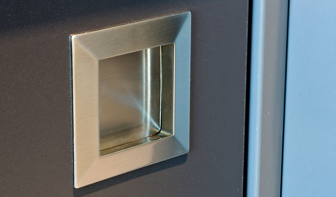 JST-Niedersächsische Wach- und Schließgesellschaft: modern appearance in the control room through stainless steel handles for sliding doors