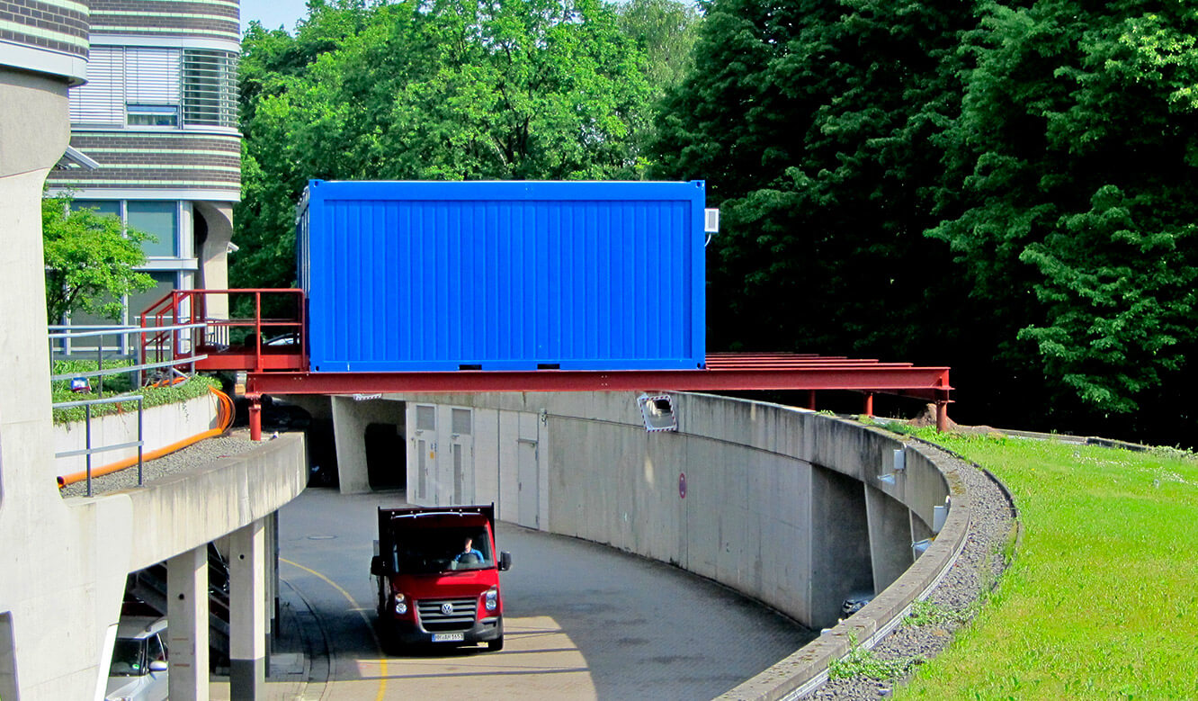 JST - Polizei Hamburg: Verkehrsleitzentrale. Umbau. Bürocontainer auf einer Stahlkonstruktion