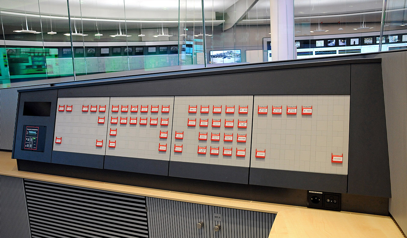 JST - PCK Schwedt: Emergency stop panel enables lightning-fast access in the event of a fault