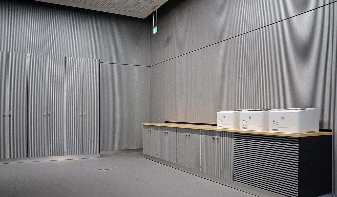 JST - PCK Schwedt: sound-absorbing material on cabinets and walls creates a quiet atmosphere