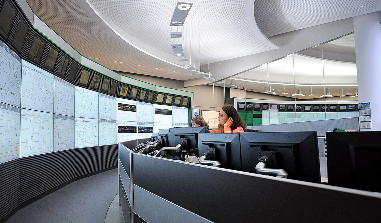 JST - PCK Schwedt: Workstations in the control room with a view of the large screen