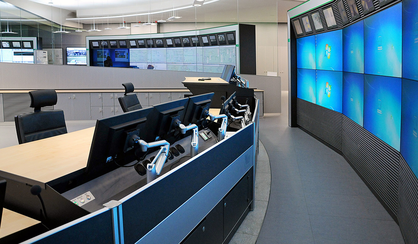 JST - PCK Schwedt: Workstations of the system operators in the new control room