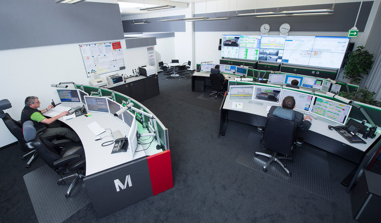 JST Airport Munich: Workstations and large display wall in the technical control centre