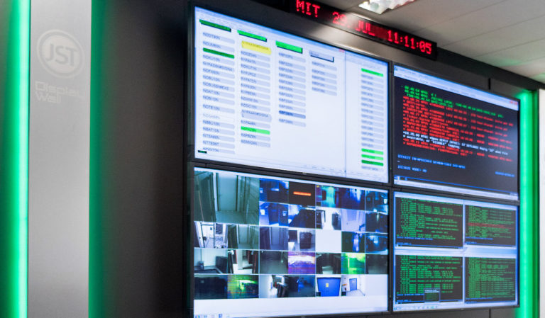 JST-HSBC-Displaywall mit AbientLight-Beleuchtung