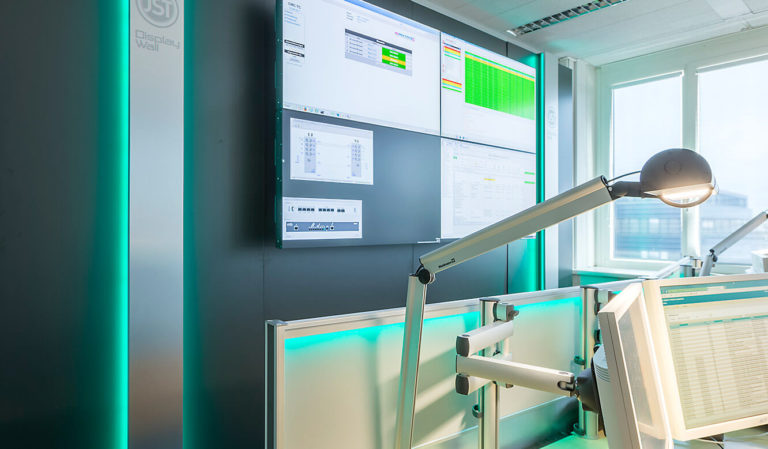 JST Dataport Design Beleuchtung der Großbildwand und 3D Monitor Gelenkarme an den Arbeitsplätzen